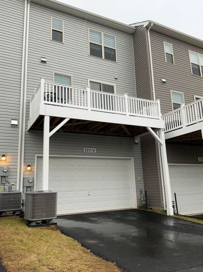Foto del edificio - Beautiful 4BR 3.5BA 3 level townhome with 2 car attached garage located in the Cabin Branch Commu...