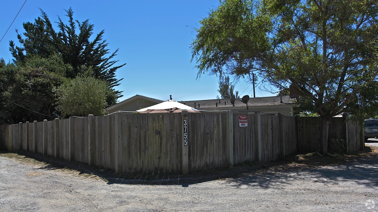 Primary Photo - 3755 Shoreline Hwy
