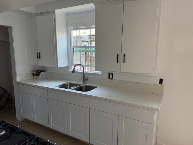 Building Photo - 1310 W 89th St