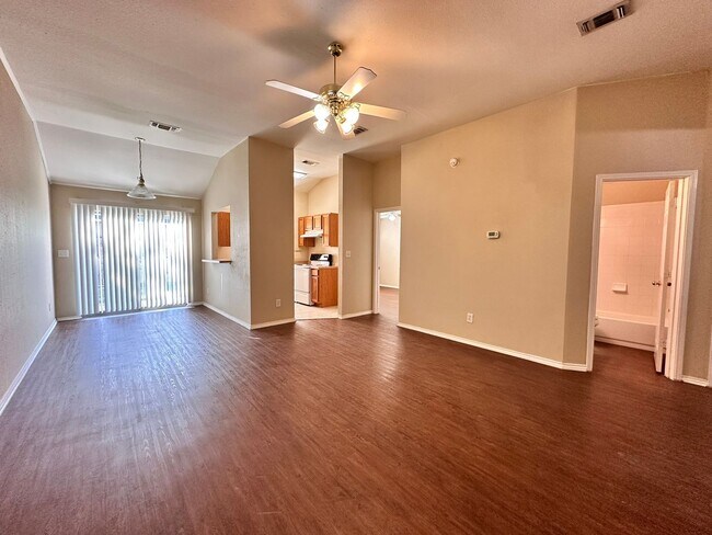 Foto del edificio - 2/2/1 Duplex /  No Carpet / Washer & Dryer Connections / Patio / Fenced in Yard / CISD