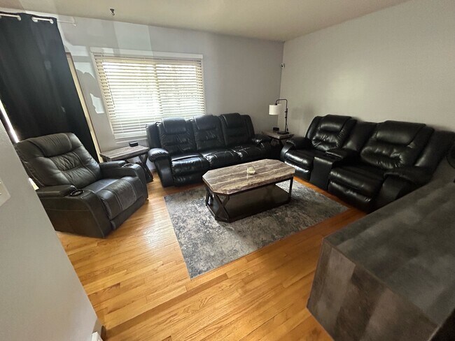 Foto del edificio - 4049 18th Ave NW