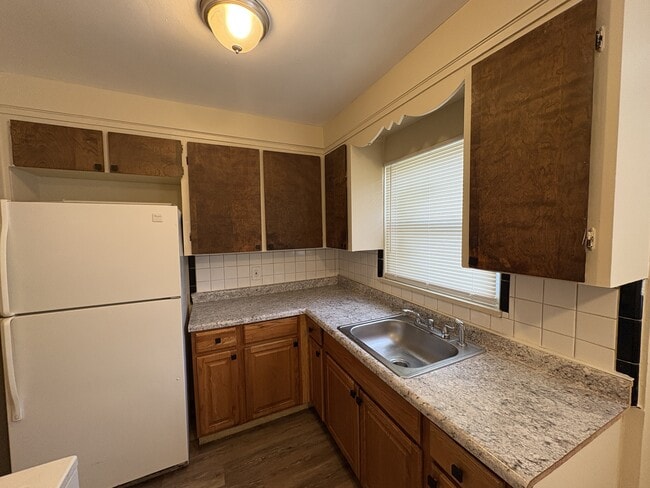 Foto del edificio - 19474 Montrose St