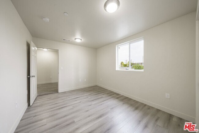 Foto del edificio - 831 E 83rd St