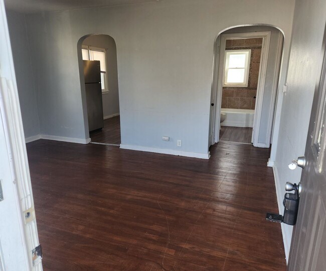 Building Photo - Beautiful 2 Bedroom 1 Bath