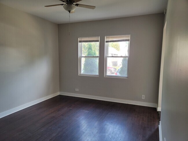 Foto del edificio - Spacious 2 bedroom 2 bath Raised Ranch