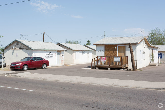 Building Photo - 2822 W Mcdowell Rd
