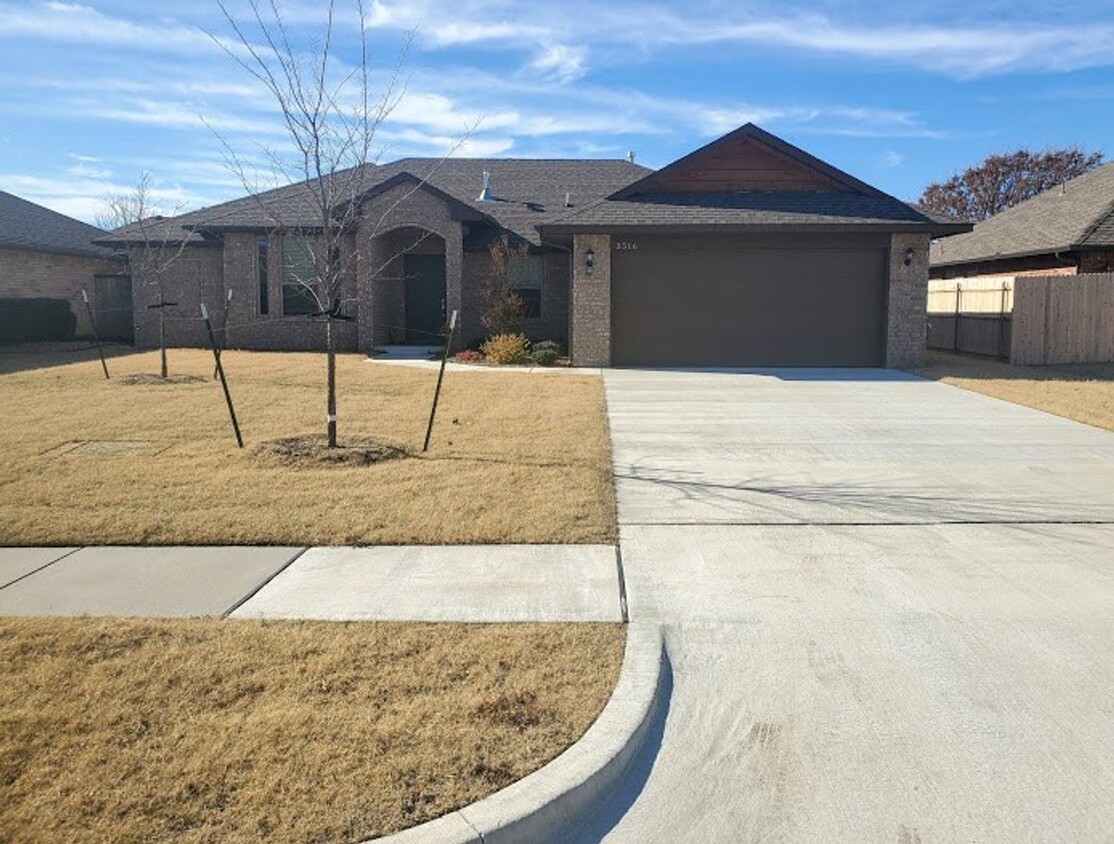 Foto principal - (4) Bedroom in NW Norman Avail Early Feb! ...