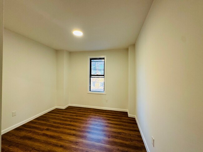 Foto del edificio - 306 E 25th St
