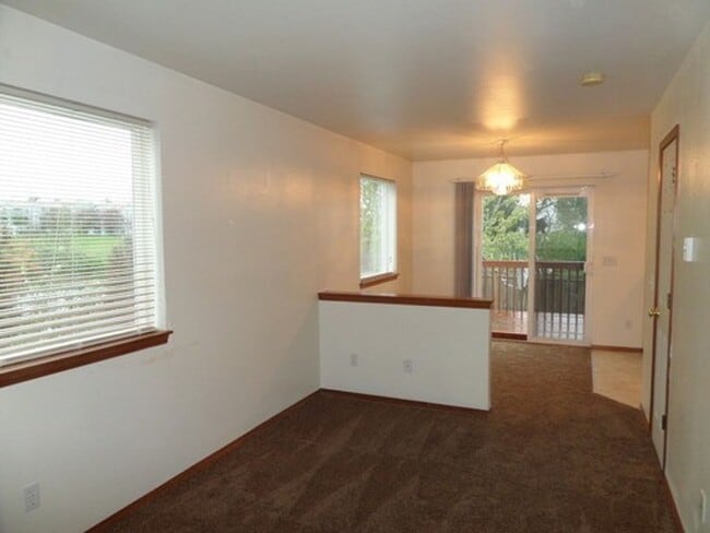 Building Photo - Fabulous 2 Bedroom Townhome With Attached ...
