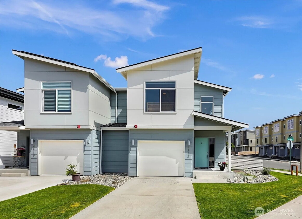 Primary Photo - Modern 3-bedroom with Fully Fenced Yard in...