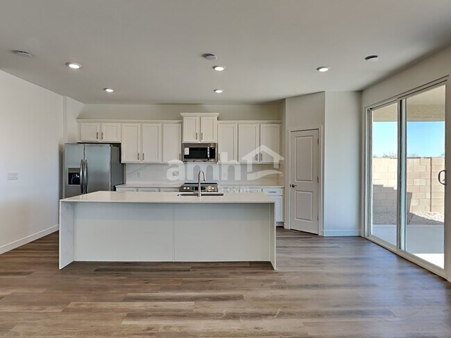 Foto del edificio - 6211 W Calle Bilboa