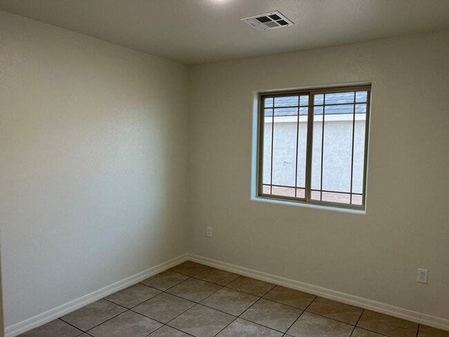 Building Photo - Newer - 3 Bedroom - 2 Car Garage Home with Fenced Back Yard and Gates