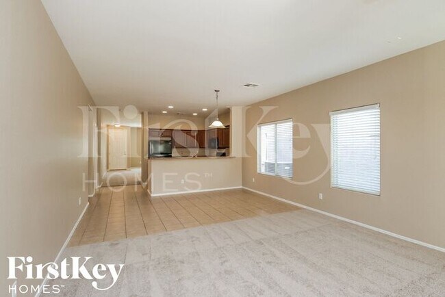 Building Photo - 1206 E Daisy Way