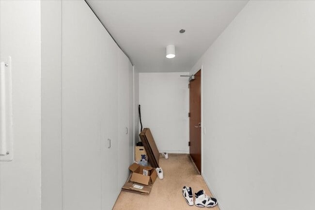 Foto del edificio - 0 bedroom in Chicago IL 60654