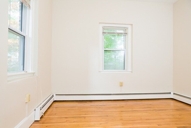 *Pictures are representative samples of the advertised unit. In some cases, the actual units you to - 18 Ashley St