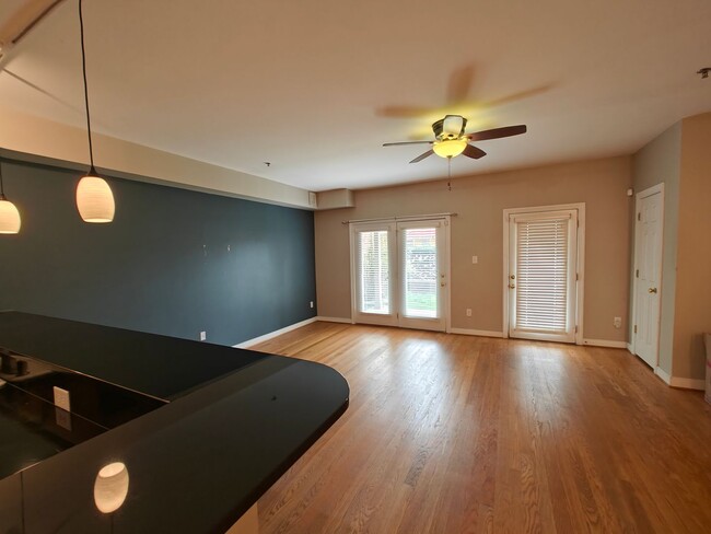 Building Photo - Large 2 bedroom one level condo on first f...