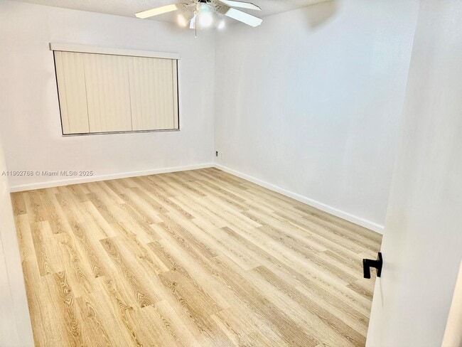 Foto del edificio - 8290 Lake Dr