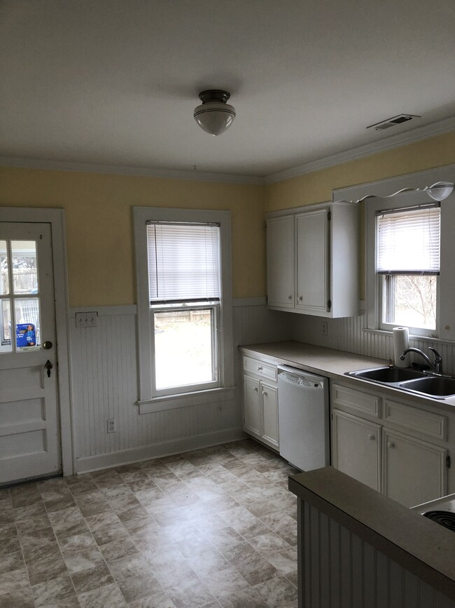 Kitchen - 4117 Lawndale Dr