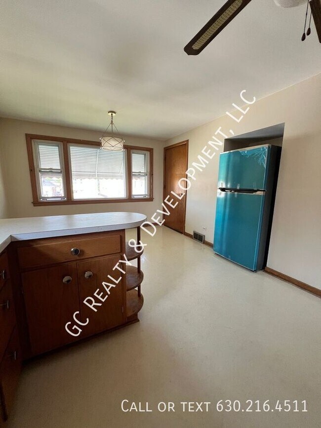 Building Photo - ***WALK TO MIDWAY & ORANGE LINE / 2BDRM / ...