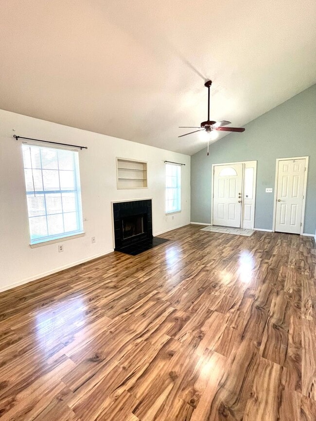 Building Photo - 2/2 Duplex in Country Setting