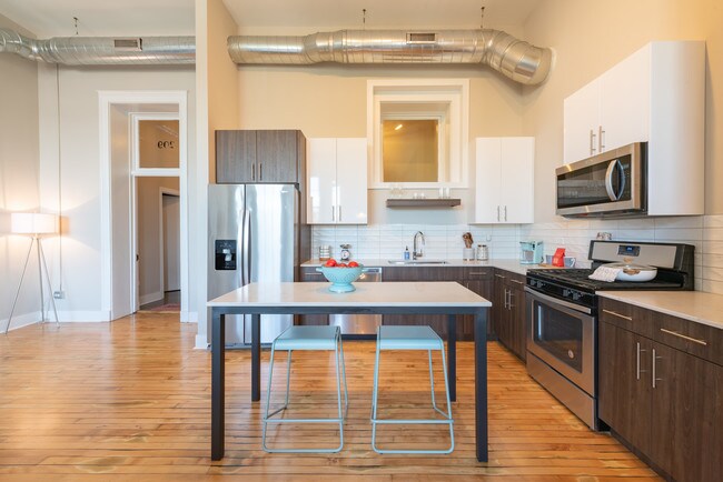 Building Photo - 4535 N Kenmore Ave