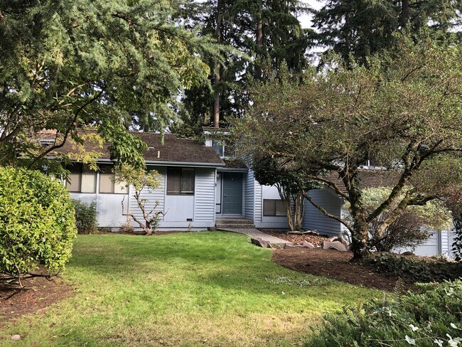 Building Photo - Spacious 4BR 2.75BA Tri-level home in quie...