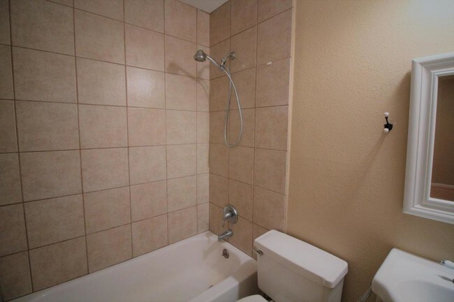 Foto del edificio - 5830 Effingham Dr