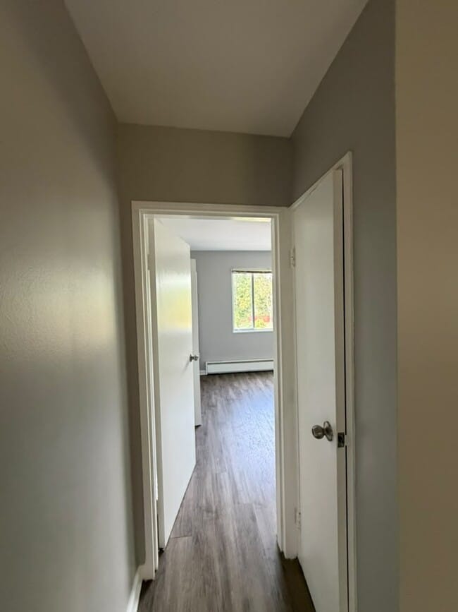 Building Photo - Heart of Laurel unit 12