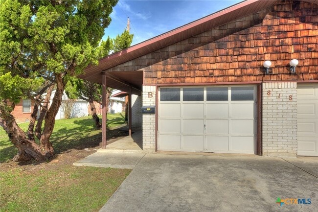 Building Photo - 818 Lois St