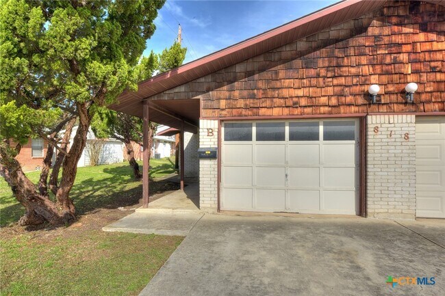 Foto del edificio - 818 Lois St