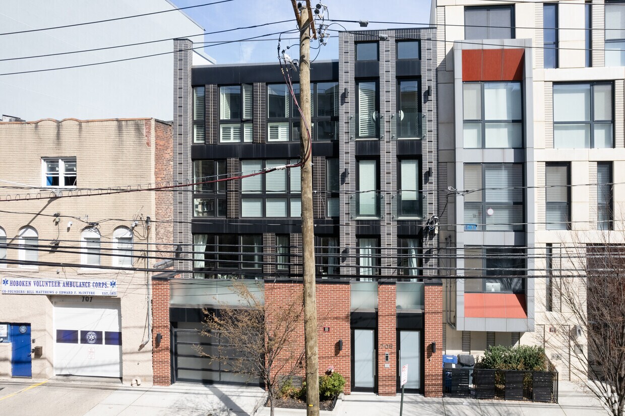 Building Photo - 705 Clinton St