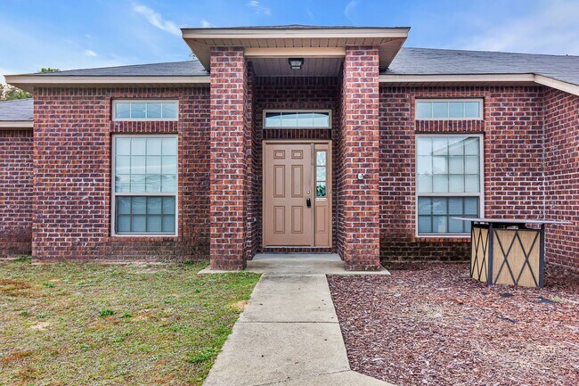 Foto del edificio - 4 bedroom and 1/2 acre lot!!