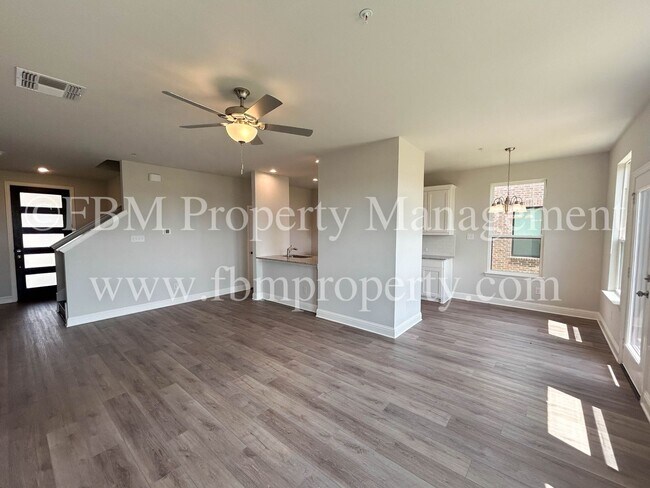 Building Photo - 2903 Layla Drive - Beautiful 3 Bedroom, 2....