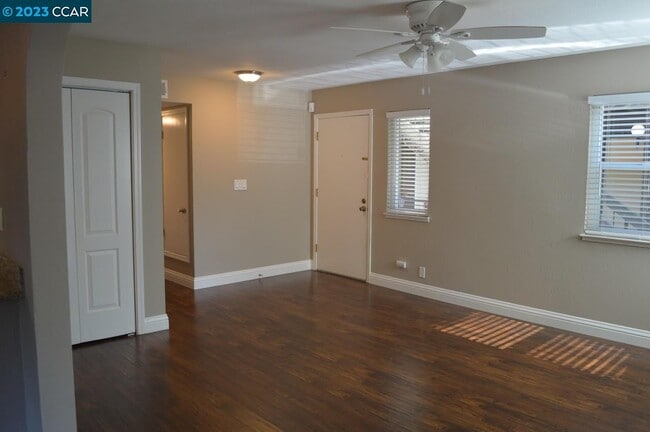 Building Photo - 850 Camelback Pl