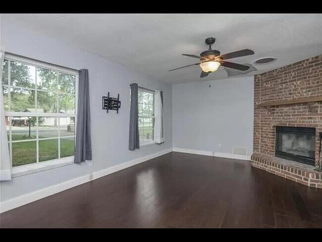 Foto del edificio - 1231 Lawrence Ave