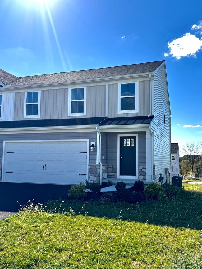 Building Photo - Newer Construction THREE BEDROOM/2.5 BATH ...