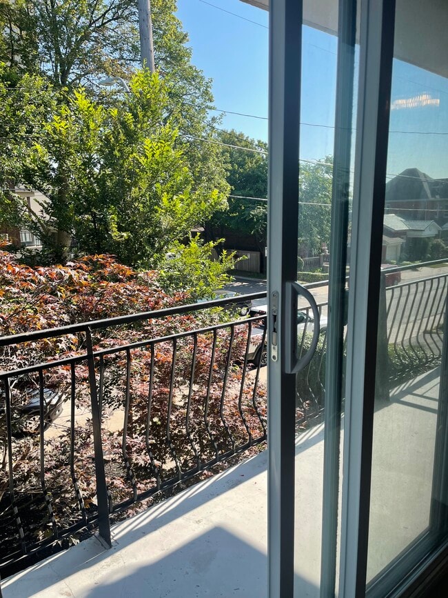 Building Photo - Spacious 1 Bedroom In Desirable Location
