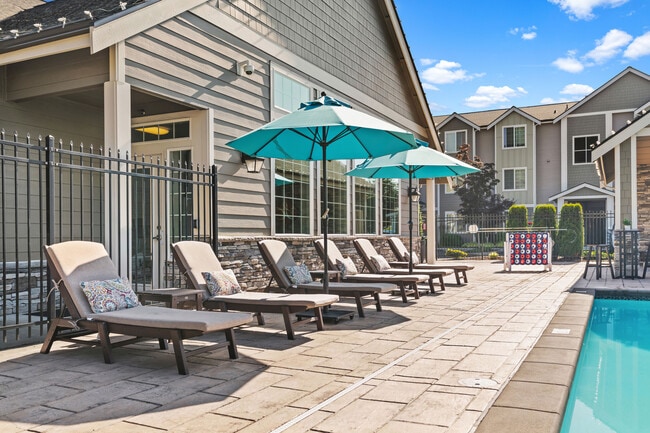 Sun Lounges l Luxury Apartments in Puyallup, WA l Silver Creek - Silver Creek Apartments