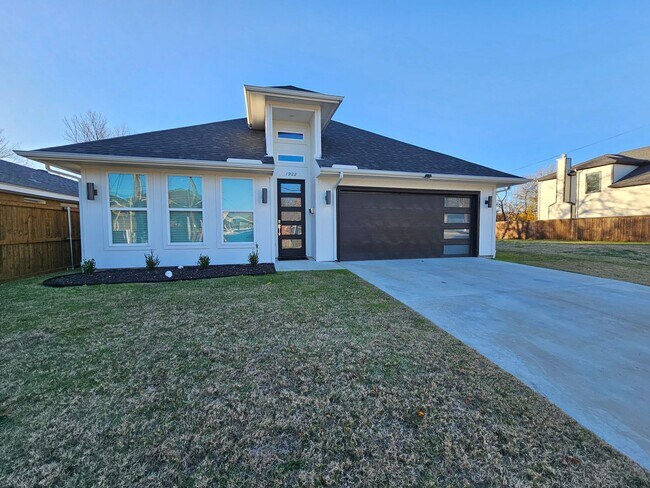 Foto del edificio - COMING SOON. Rare Gem in Trinity Groves with 2 Master Suites!