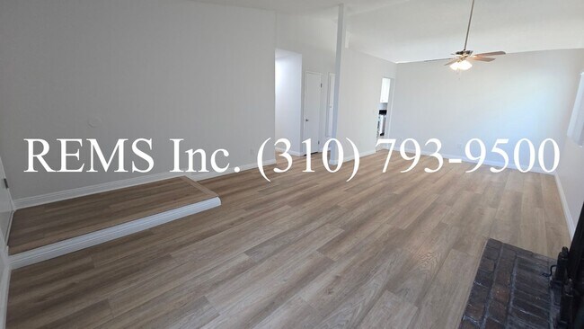 Foto del edificio - Fully Remodeled Single Family Home with Garage and Private Yard