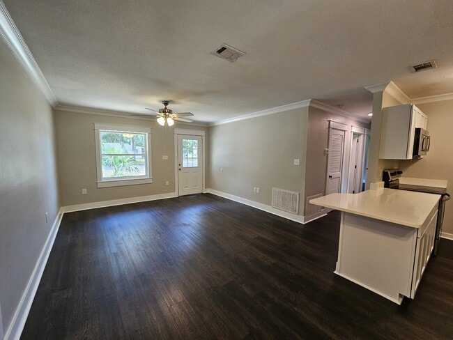 Building Photo - 200 Spencer Dr