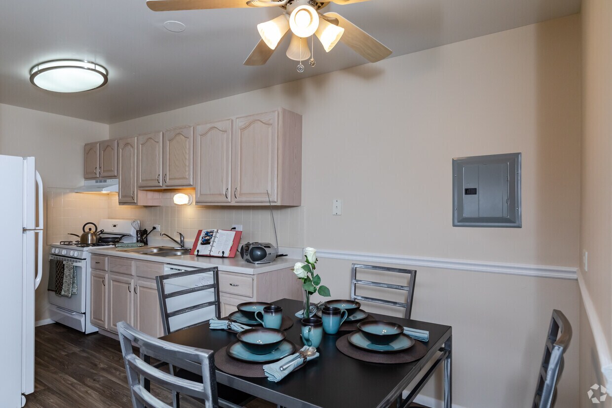 St. Charles Square Apartments in Carol Stream, IL