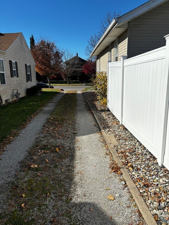 Building Photo - Adorable 2-bedroom home with garage, new f...