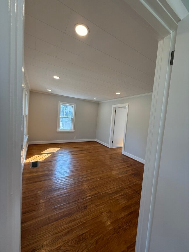 Living Area Image 2 - 205 44th Ave N