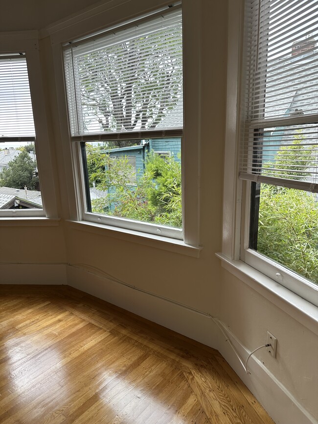 Living room with bay window - 2738 Garber St