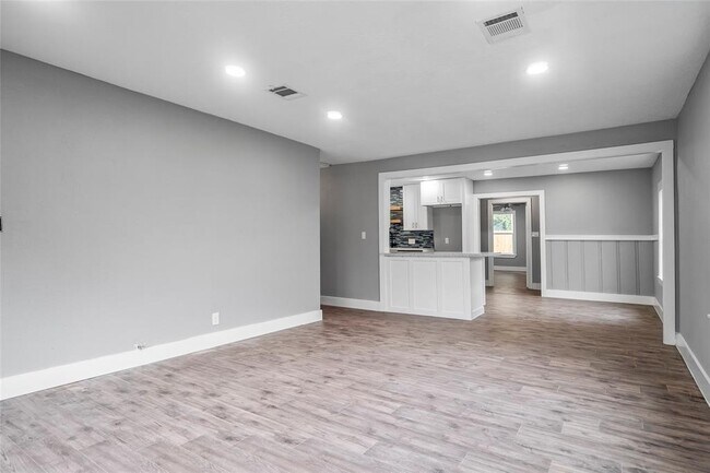 Building Photo - 406 Armstrong St