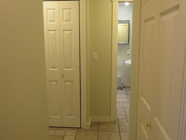 Building Photo - Totem Lake Cute 1bed/1bath ground floor Condo! $1695.00