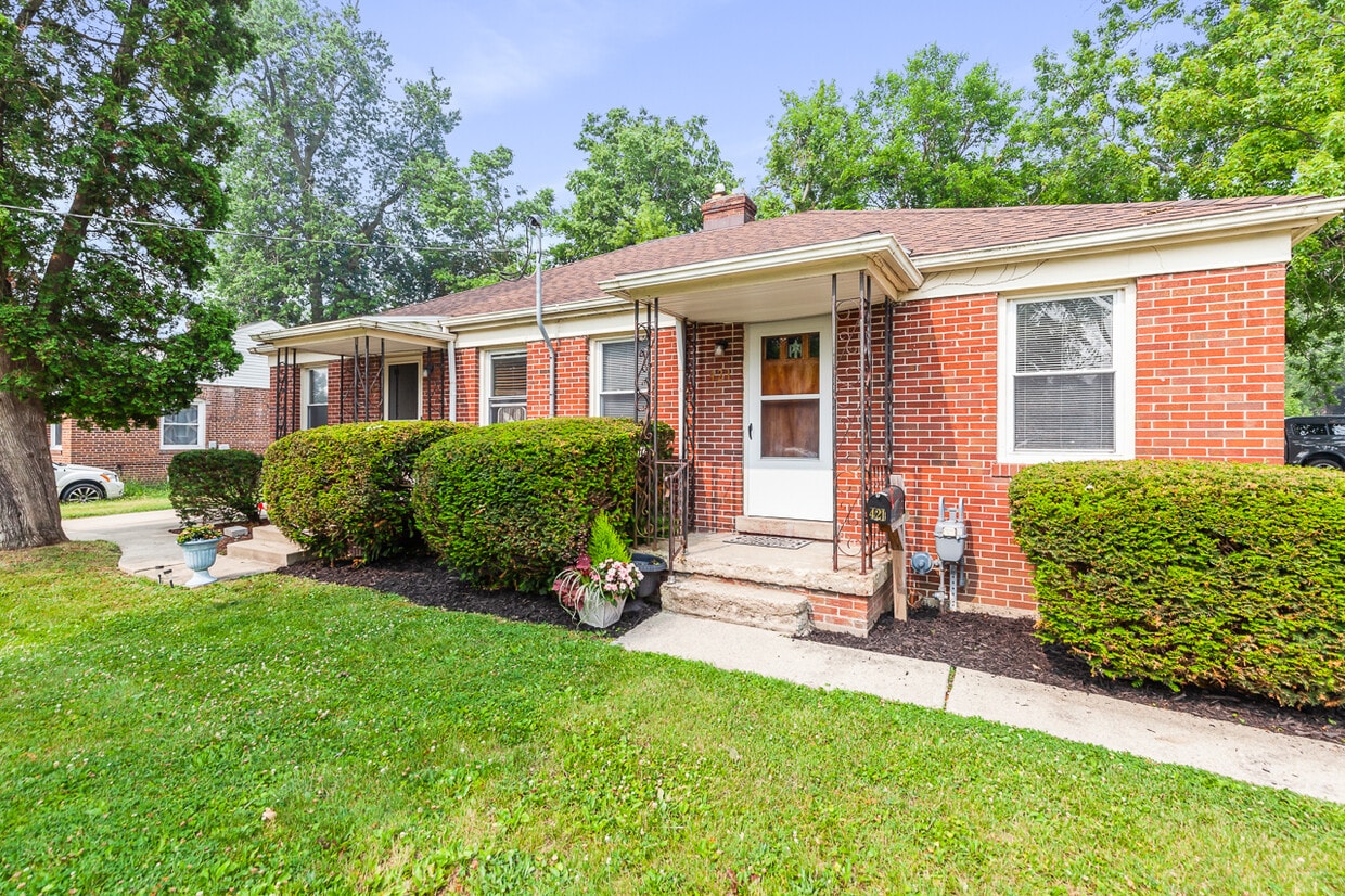 Primary Photo - 421 Northwestern Dr