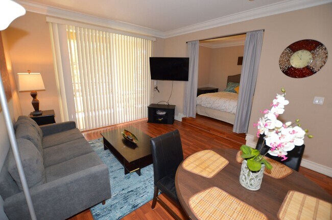 Foto del edificio - Meridian STUDIO Condo Fully Furnished w/Main Pool View-Lush Green trees in Resort Style Community.