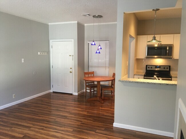 Foto del edificio - UT PRE LEASE: Updated 2 BR / 2 BA West Cam...